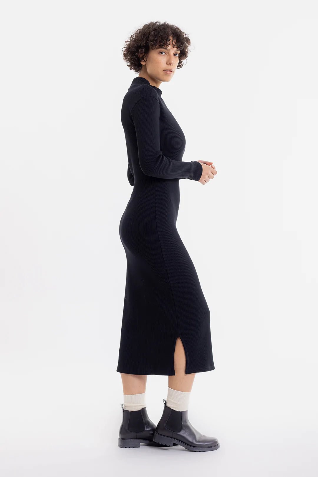 Rollkragen Kleid aus Rippenstrick - Rotholz - MALA - The Concept Store
