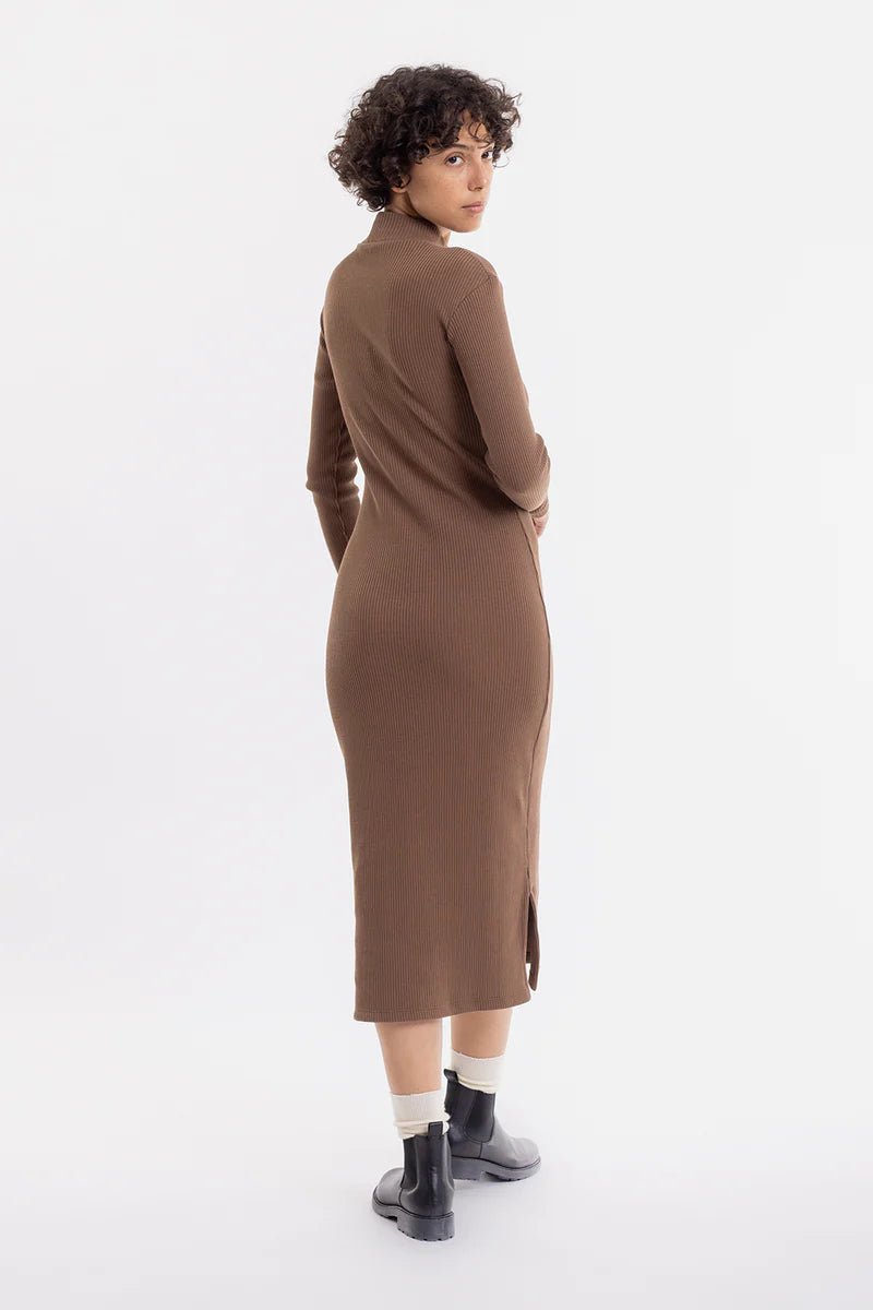 Rollkragen Kleid aus Rippenstrick - Rotholz - MALA - The Concept Store