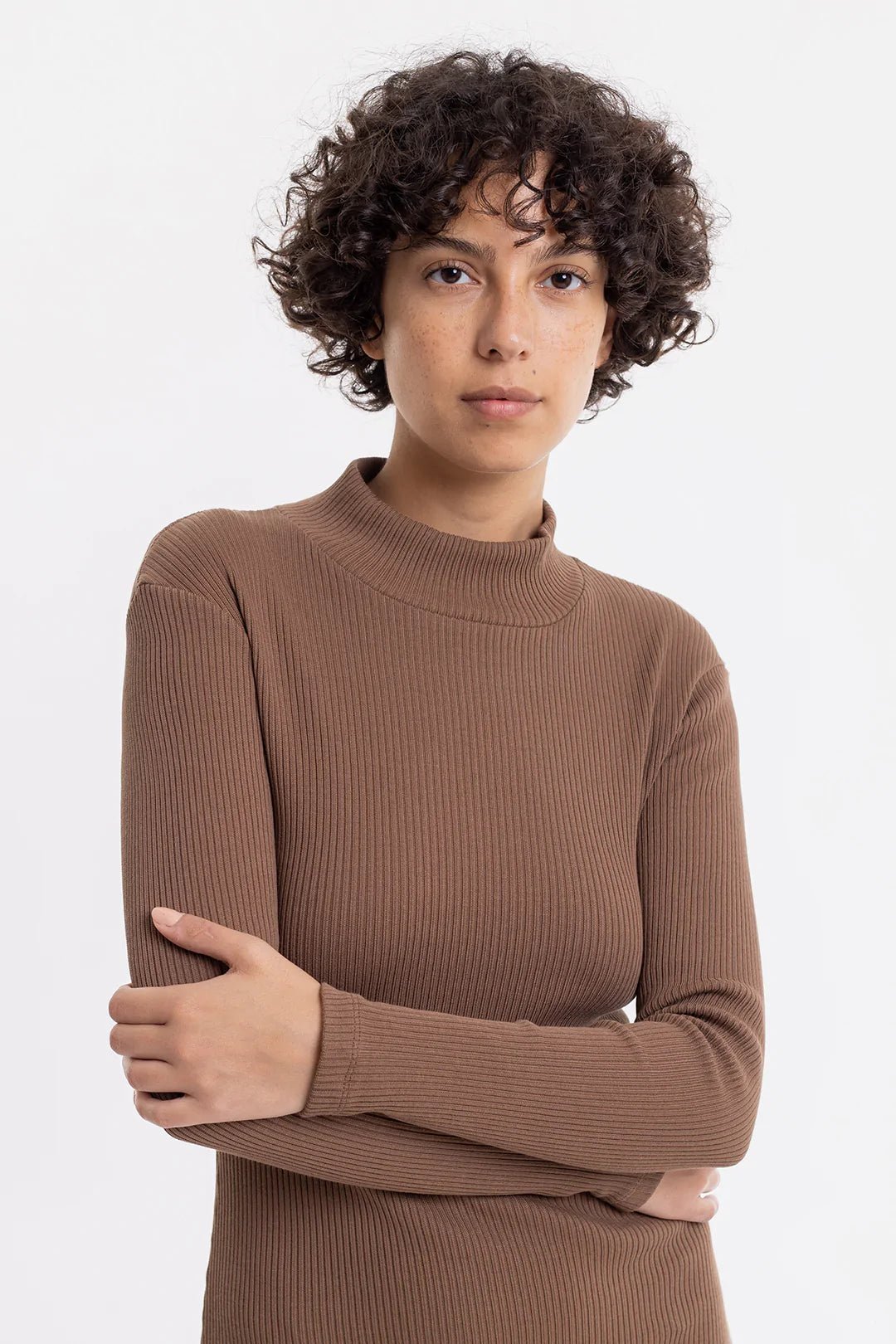 Rollkragen Kleid aus Rippenstrick - Rotholz - MALA - The Concept Store