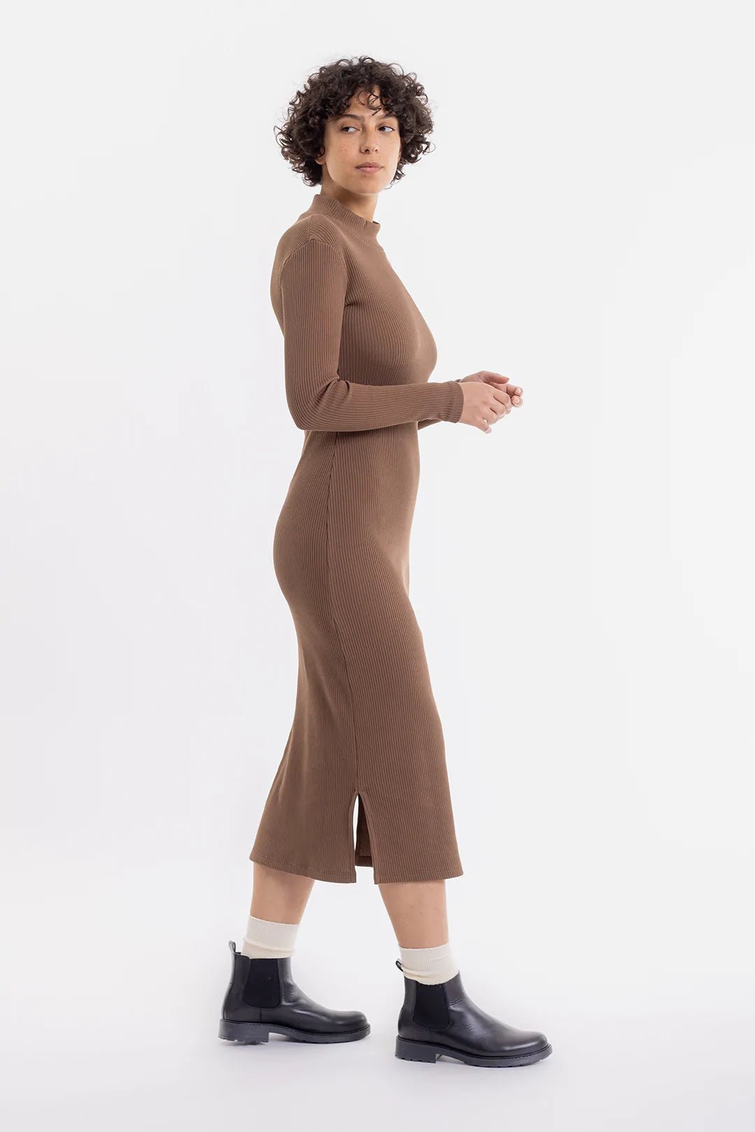 Rollkragen Kleid aus Rippenstrick - Rotholz - MALA - The Concept Store